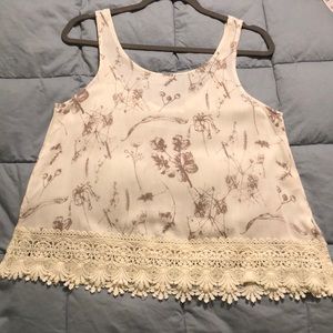 NWOT - Hem & Thread Top. Crochet along bottom